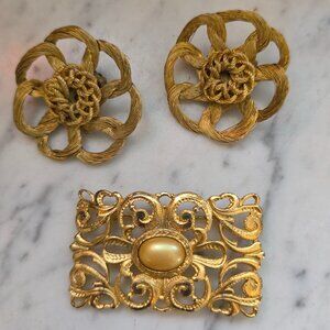 Vintage Victorian Style Gold Tone Brooch & Clip On Earrings Filigree Jewelry Set